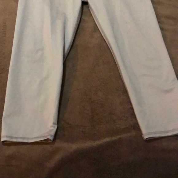 Fabletics gray cropped leggings - Picture 4 of 7